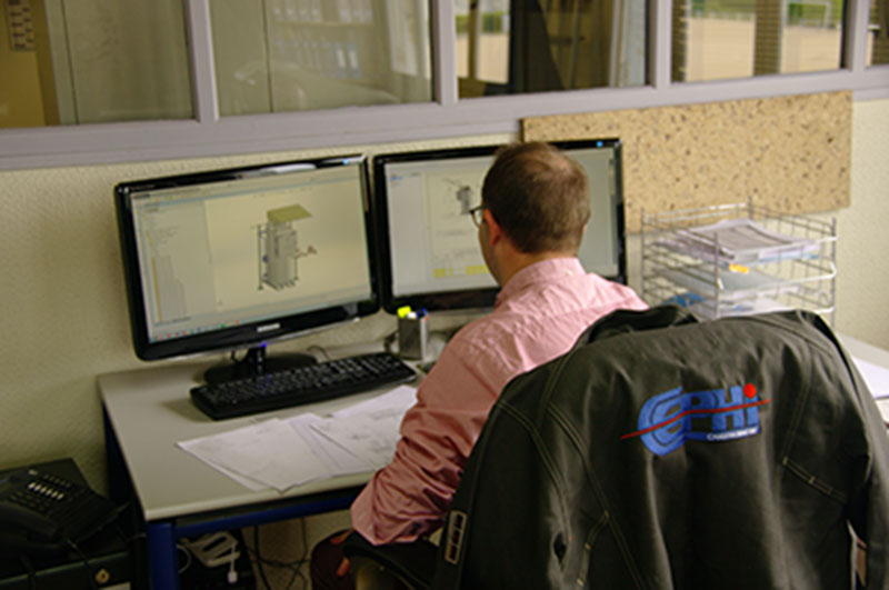 photo d'un employé cephi dans le bureau d'études